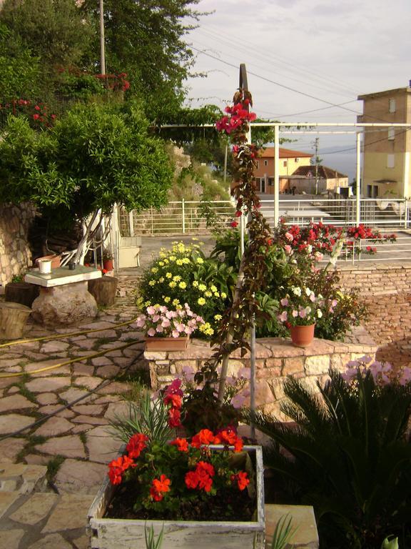 Holiday Home Ali Piqeras Bagian luar foto