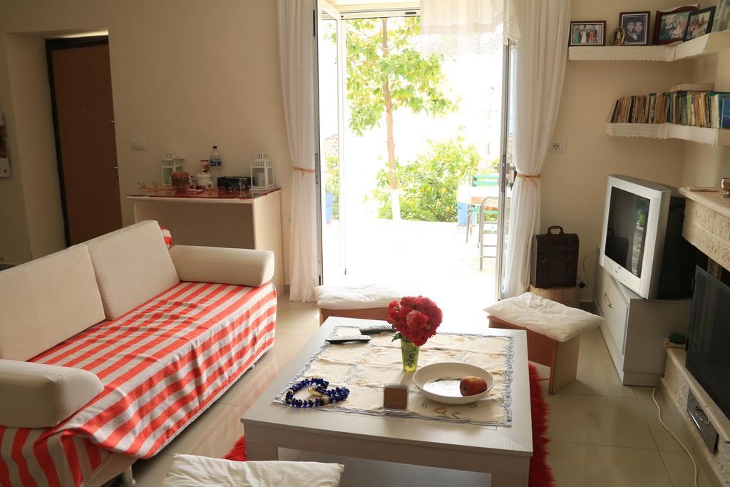 Holiday Home Ali Piqeras Bagian luar foto