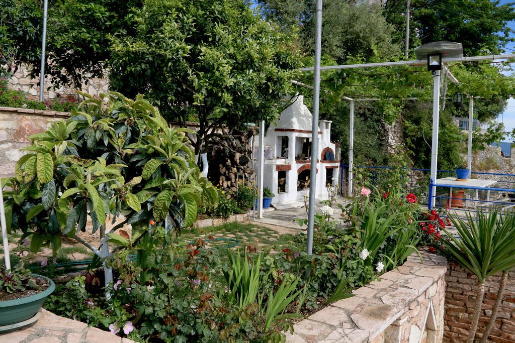 Holiday Home Ali Piqeras Bagian luar foto
