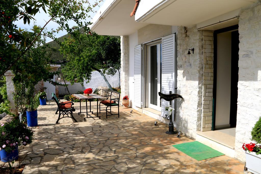 Holiday Home Ali Piqeras Bagian luar foto