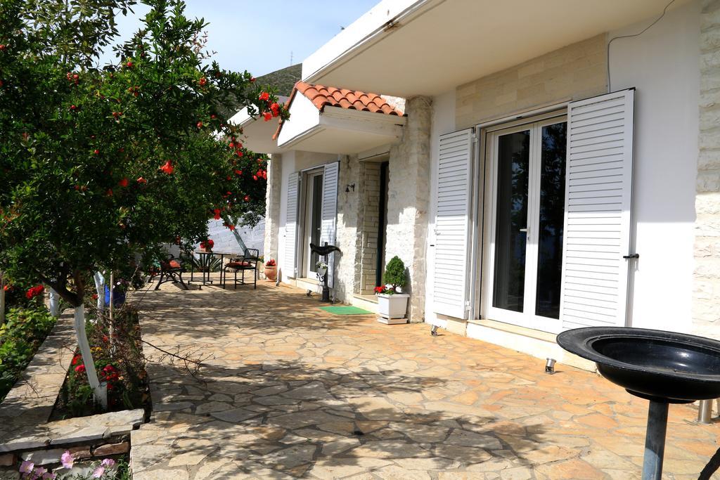 Holiday Home Ali Piqeras Bagian luar foto